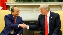 Tổng thống Donald Trump tiếp thủ tướng Việt Nam Nguyễn Xuân Phúc tại Nhà Trắng, ngày 31/5/2017.