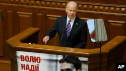 Phó tổng thống Mỹ Joe Biden phát biểu trước Quốc hội Ukraine, ngày 8/12/2015.