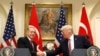 Tổng thống Thổ Nhĩ Kỳ Recep Tayyip Erdogan (trái) bắt tay Tổng thống Hoa Kỳ Donald Trump trước cuộc họp báo ở Tòa Bạch Ốc hôm 16/5/2017. 