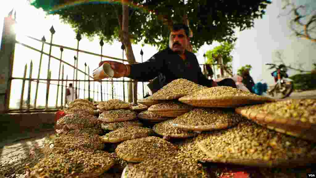 درگاہوں اور قلعے کے باہر پرندوں کی خوارک بھی دستیاب ہوتی ہے۔ لہذٰا زائرین حاضری کے علاوہ ان پرندوں کو دانا بھی ڈالتے ہیں۔ &nbsp;