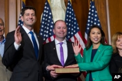 Chủ tịch Hạ viện Paul Ryan (trái) chủ trì nghi thức tuyên thệ nhậm chức cho Dân biểu Stephanie Murphy trong một buổi lễ tại Điện Capitol ở Washington, ngày 3 tháng 1, 2017 khi Quốc hội thứ 115 khai mạc.