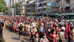 Ảnh chụp từ video, đám đông biểu tình tại Yangon, Myanmar, Thứ Bảy 6/2/2021. (AP)