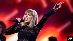 Taylor Swift trên sân khấu của đêm hòa nhạc DIRECTV NOW Super Saturday Night ở Câu lạc bộ Nomadic ở Houston, Texas.