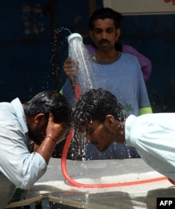 پاکستان کے اکثر علاقوں میں ان دنوں شدید گرمی پڑ رہی ہے۔ کراچی میں دو لوگ خود کو گرمی سے بچانے کی کوشش کر رہے ہیں۔