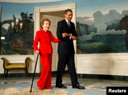 Tổng thống Barack Obama dìu cựu Đệ nhất Phu nhân Nancy Reagan đến dự buổi lễ ký ban hành một đạo luật mang tên chồng bà tại Tòa Bạch Ốc, ngày 2 tháng 6, 2009.