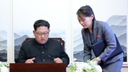 Chủ tịch Triều Tiên Kim Jong Un và em gái Kim Yo Jong tại thượng đỉnh liên Triều với TT Hàn quốc Moon Jae-in ở tòa nhà Hòa Bình bên phía miền Nam tại Bàn Môn Điếm