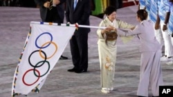 Thống đốc Tokyo, bà Yuriko Koike, nhận cờ đăng cai Olympic 2020.