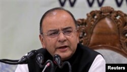 Bộ trưởng Tài chính Arun Jaitley nói chính phủ sẽ áp đặt các biện pháp hạn chế đầu cơ, xuất khẩu một số mặt hàng, và theo dõi giá cả các nhu yếu phẩm.