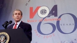 25 Şubat 2002, ABD Başkanı George W. Bush, VOA'in 60'ıncı yıl kutlamalarında konuşma yapıyor.