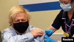 Thủ tướng Anh Boris Johnson được tiêm vaccine COVID-19 của Oxford/AstraZeneca tại London, ngày 19/3/2021.