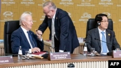 Chủ tịch Việt Nam Lương Cường (phải) tại hội nghị APEC Peru 2024; Tổng thống Mỹ Joe Biden (trái) nói chuyện với Thủ tướng Australia Anthony Albanese (giữa) - AFP PHOTO/HANDOUT/APEC PERU 2024