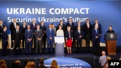 Tổng thống Ukraine Volodymyr Zelenskyy (phải) phát biểu tại cuộc họp của Hiệp ước Ukraine bên lề hội nghị thượng đỉnh kỷ niệm 75 năm thành lập NATO tại Trung tâm Hội nghị Walter E. Washington ở Washington, DC, ngày 11/7/2024.