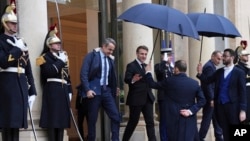 Miçotakis, 16.46’da Elysee Sarayı’nın kapılarından, yarım saat gecikmeli olarak giriş yaptı. Yaklaşık 45 dakika süren görüşmenin ardından Macron, Miçotakis’i arabasına kadar uğurladı.