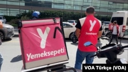 Yeni kurallarla çalışma koşullarının daha da ağırlaştığını belirten motokuryeler, görüşme talebiyle İstanbul’daki Yemek Sepeti Genel Merkezi önünde biraraya geldi.