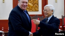 Ngoại trưởng Pompeo và Tổng bí thư kiêm Chủ tịch Việt Nam Nguyễn Phú Trọng trong cuộc gặp ở Hà Nội năm 2018. Lịch trình được Bộ Ngoại giao Mỹ công bố hôm 29/10 không thấy có kế hoạch cuộc gặp giữa ông Pompeo và ông Trọng trong chuyến công du Việt Nam lần này. 