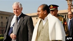 Bộ trưởng Quốc phòng Mỹ Robert Gates (trái) và Bộ trưởng Quốc phòng Ấn Độ AK Antony tại New Delhi (hình năm 2008)