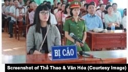 Huỳnh Thục Vy tại phiên tòa hôm 30/11 ở Đắk Lắk. (Ảnh chụp màn hình Thể Thao &Văn Hóa)