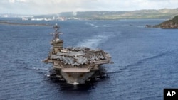 Biển Philippines (4/6/2020). Tàu sân bay USS Theodore Roosevelt (CVN 71) rời cảng Apra ở Guam. Ảnh do Hải quân Hoa Kỳ cung cấp.