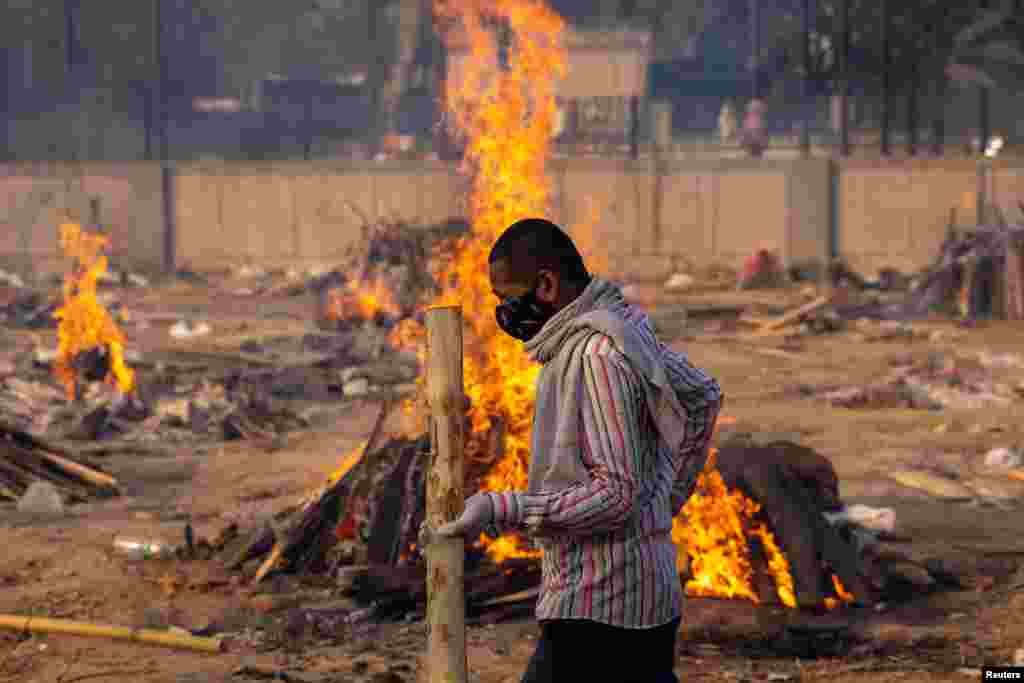 کرونا سے مرنے والے کو گھروں میں بھی زیادہ دیر تک نہیں رکھا جا سکتا اس لیے لوگ جلد از جلد آخری رسومات ادا کر دینا چاہتے ہیں۔&nbsp;