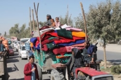 طالبان اور افغان سیکیورٹی فورسز کے درمیان جھڑپوں کے نتیجے میں بہت سے لوگوں کو اپنا گھر بار چھوڑ کر محفوظ مقامات پر منتقل ہونا پڑ رہا ہے۔