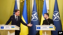 Foto Achiv: Sekrete Jeneral LOTAN Marke Rutte ak Prezidan Ikren, Volodymyr Zelenskyy pandan yon konferans pou lapres nan Kyiv, 3 Oktob, 2024. 