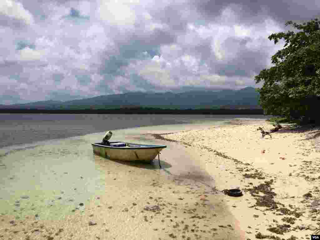 Chiếc thuyền máy của Peter Immanuel thả neo tại đảo san hô Ros, phía nam Pohnpei, Liên bang Micronesia, ngày 27 tháng 4, 2017. &nbsp;