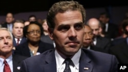 Hunter Biden chờ đợi phần tranh luận của cha mình, Phó Tổng thống Joe Biden, tại trường Centre College ở Danville, Ky, 11/10/2012. 