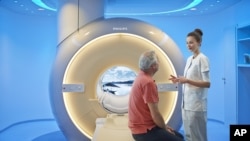 Bệnh nhân được chuẩn bị trước khi đưa vào máy chụp MRI