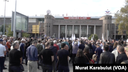 Ankara’da Ulus Metro çıkışında toplanan vatandaşlar katliamın yaşandığı Ankara Tren Garı önüne sloganlarla yürüdü.