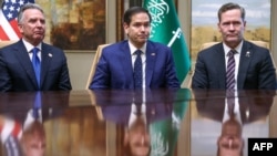 Ngoại trưởng Mỹ Marco Rubio (giữa), Cố vấn An ninh Quốc gia Mike Waltz (phải) và đặc phái viên Trung Đông Steve Witkoff tham dự một cuộc phỏng vấn sau cuộc họp với Ngoại trưởng Nga Sergei Lavrov và cố vấn đối ngoại của Putin, Yuri Ushakov, tại Dinh Diriyah, Riyadh, Ả Rập Xê-Út .