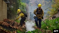 Lính cứu hỏa nỗ lực dập tắt đám cháy ở Mandeville Canyon thuộc Los Angeles, California, ngày 11/1/2025, trong lúc Đám cháy Palisades vẫn tiếp tục bùng phát.