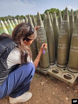 Eski Başkan Donald Trump döneminde BM temsilcisi olan Nikki Haley’nin İsrail ziyareti sırasında top mermisi üzerine “Bitirin onları” yazdığı mesaj tartışma konusu oldu. Cumhuriyetçi Haley’nin top mermisine bu ifadeyi Gazze sınırında değil, İsrail’in Hizbullah ile çatıştığı Lübnan sınırında yazdığı belirtildi. 