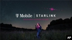 Logo Starlink, sevis entenet rapid Elon Musk la ak rezo telefon movil T Mobile. 