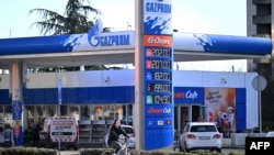 Giá xăng được niêm yết bên ngoài một trạm xăng do OAO Gazprom Neft điều hành tại Belgrade, 8/1/2025.