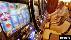 Một người chơi máy đánh bạc tại một casino ở Manila. Nhiều nạn nhân buôn người Việt Nam bị bán vào làm việc trong các sòng bạc ở Philippines.