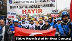 Ankara’ya üç günlük yürüyüşle ulaşan Çayırhan maden işçileri, bugün beraberlerinde muhalefet partilerinden temsilcilerle bir kez daha iktidara termik santralin özelleştirilmesinden vazgeçilmesi çağrısında bulundu. 