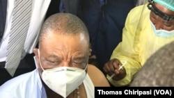 Phó Tổng thống Zimbabwe Constantino Chiwenga được tiêm vaccine Covid-19 Sinopharm của Trung Quốc.