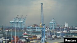 Cảng Zeebrugge, Bỉ, nơi quá cảnh của các nhóm di dân được buôn lậu từ Pháp sang Anh.