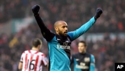 Thierry Henry trong màu áo Arsenal trong một trận đấu tại giải Ngoại hạng Anh ở Sunderland năm 2012. Henry, người từng giúp đội Pháp giành chiến thắng tại World Cup 1998, sẽ cùng dẫn dắt đội tuyển Bỉ chống lại đội Pháp tại trận bán kết ngày 10/7. 