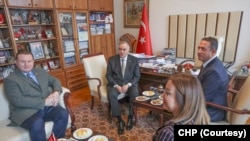 Türkiye’de ana muhalefet partisi CHP, İstanbul’da ilçe belediyesi Esenyurt’a kayyum atanması ve belediye başkanı seçilen Ahmet Özer’in tutuklanması nedeniyle yerel yönetimlerle ilgili yasa değişikliği yapılması için destek arayışı kapsamında bugün MHP’yi ziyaret etti.