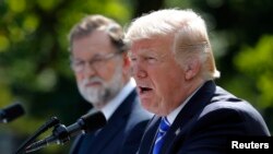 Tổng thống Mỹ Donald Trump phát biểu trong cuộc họp báo chung với Thủ tướng Tây Ban Nha Mariano Rajoy trong Vườn Hồng Tòa Bạch Ốc, Washington, ngày 26 tháng 9, 2017.