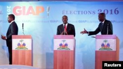  Kandida alaprezidans Jude Celestin (LAPEH), agoch, Moise Jean Charles (Platfòm Pitit Desalin) nan mitan, Jovenel Moise (PHTK). Pòtoprens, Ayiti, 20 septanm 2016. Foto: REUTERS/Andres Martinez Casares.