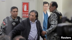 Police officers escort Peru's former President Alejandro Toledo during a break before sentencing during his trial on charges of corruption related to the Brazilian company Odebrecht, in Lima, Oct. 21, 2024.