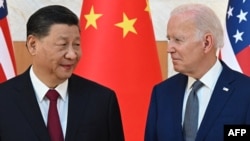 Tổng thống Mỹ Joe Biden (phải) và Chủ tịch Trung Quốc Tập Cận Bình gặp mặt bên lề hội nghị G20 ở Bali, Indonesia, ngày 14/11/2022. Ông Biden dọa áp thêm thuế quan lên hàng hóa Trung Quốc