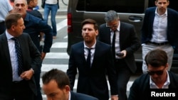 Cầu thủ bóng đá Lionel Messi (giữa) đến tòa cùng cha, ông Jorge Horacio Messi (thứ 3 bên phải) vì vụ gian lận thuế ở Barcelona, Tây Ban Nha, ngày 2 tháng 6 năm 2016. 