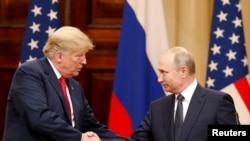 Tổng thống Mỹ Donald Trump và Tổng thống Nga Vladimir Putin bắt tay tại cuộc họp báo chung sau cuộc họp thượng đỉnh hồi tháng 7/2018 tại Phần Lan. 