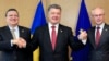 Tổng thống Ukraine Petro Poroshenko (giữa) chụp hình cùng Chủ tịch Ủy ban châu Âu Jose Manuel Barroso (trái) và Chủ tịch Hội đồng châu Âu Herman Van Rompuy tại Brussels, 27/6/2014