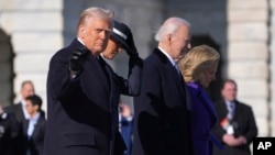 Prezidan Donald Trump (a goch) mache ak Premye Dam Melania Trump pou akonpaye ansyen Prezidan Joe Biden ak madanm ni Jill Biden apre envestiti li, 20 Janvye 2025. 