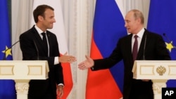 Tổng thống Nga Vladimir Putin (phải) và Tổng thống Pháp Emmanuel Macron.