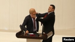 TBMM Genel Kurulu, TİP Hatay Milletvekili Can Atalay’ın AYM kararı uyarınca vekilliğine devam edebilmesi talebi üzerine görüşmek için toplandı. Toplantıda AK Partili Alpay Özalan, ilk sözü alan TİP milletvekili Ahmet Şık’a saldırdı. Arbedede iki milletvekili yaralandı.
